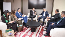 وزير السياحة يبحث مع مفوض الاتحاد الأوروبي فرص الاستثمار بـ